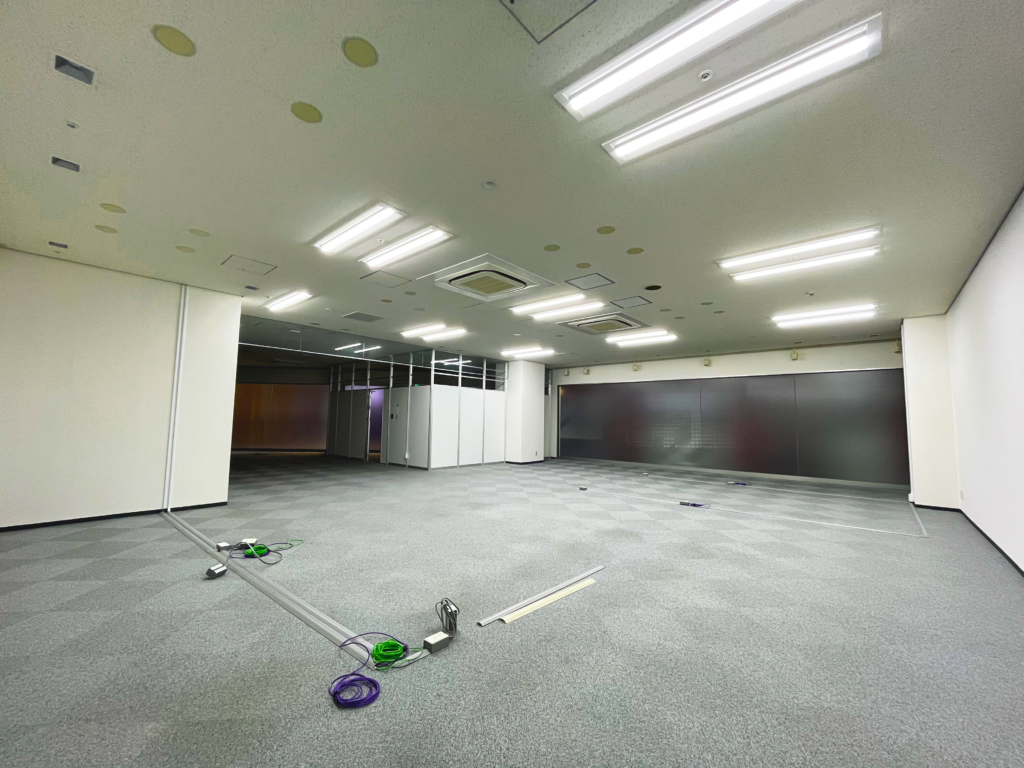 Empty and ready office at ITM-4F-H1
