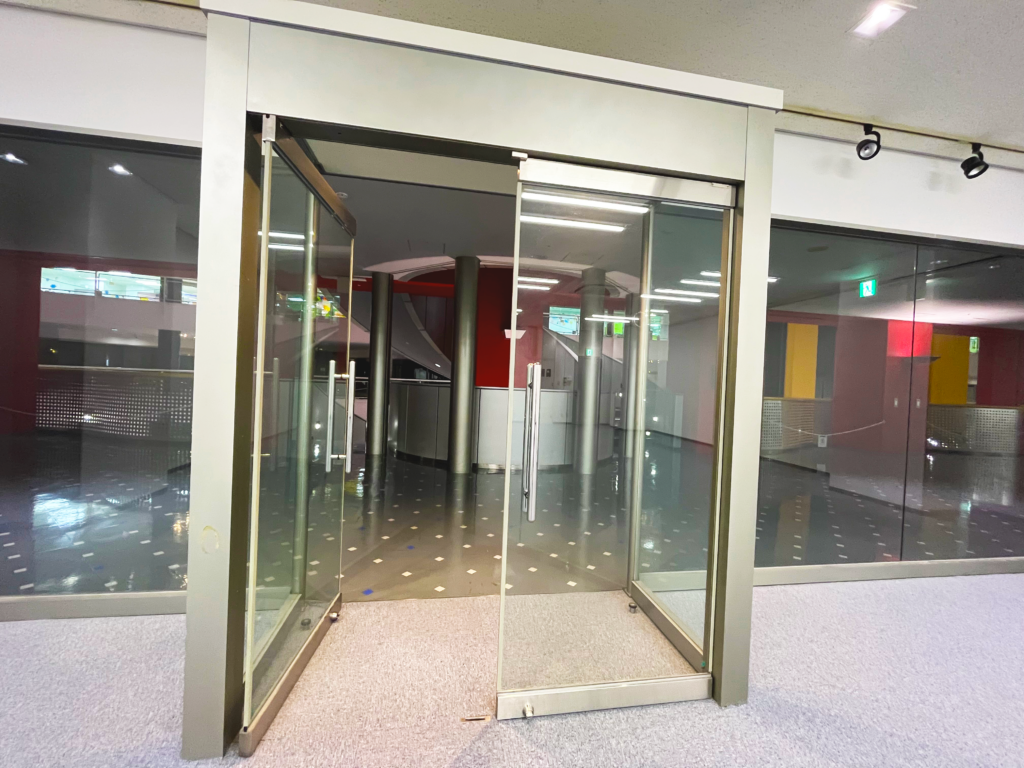 Doors and entrance to 4F-H3