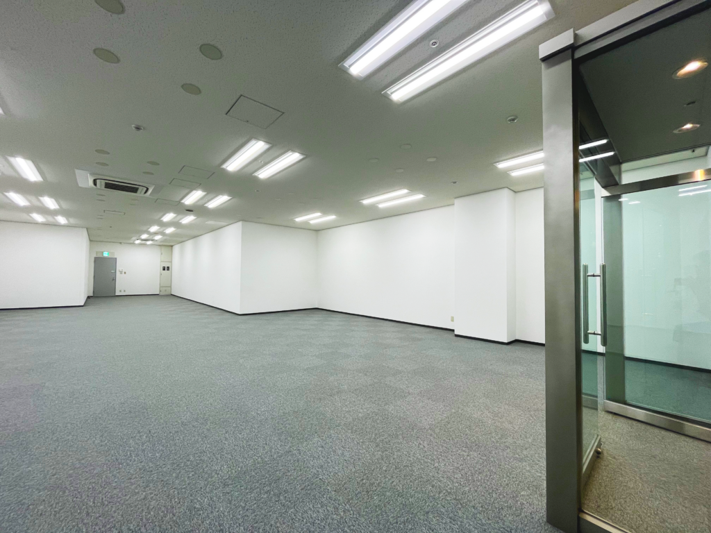 View next to entrance doors of ITM-4F-H6