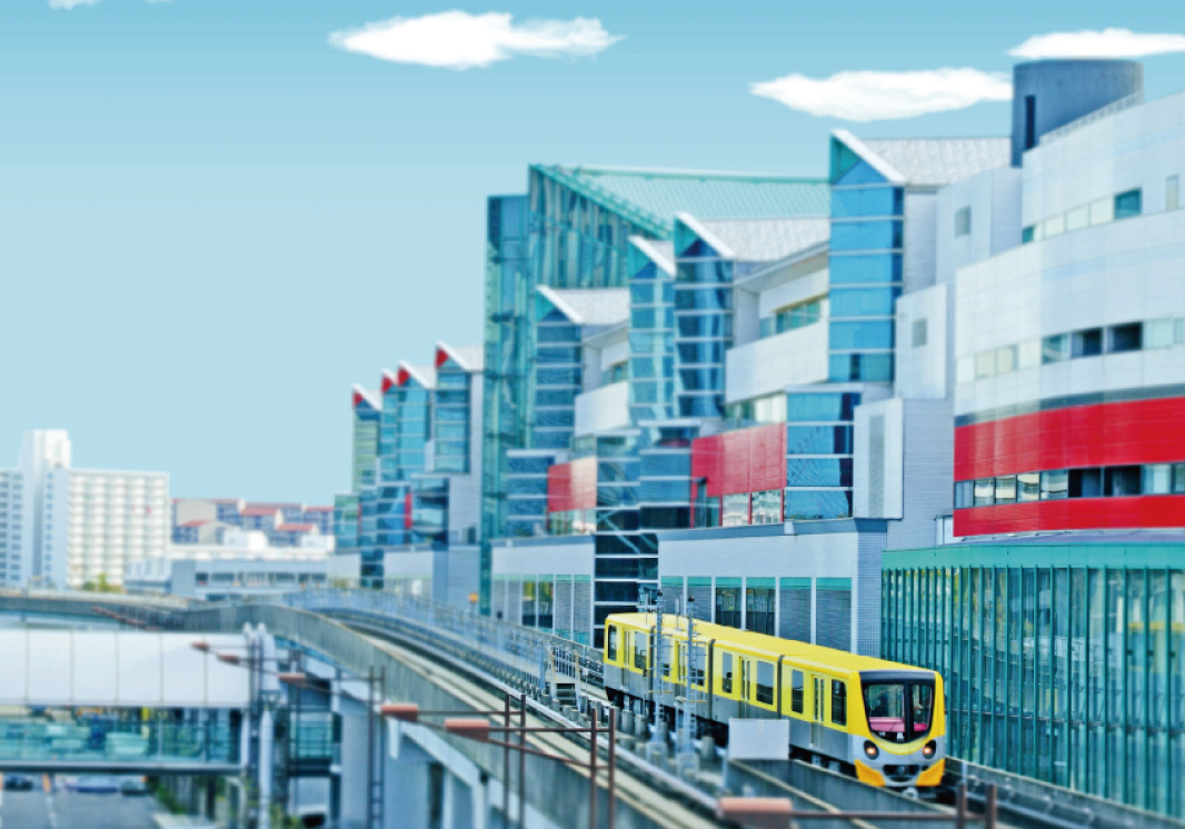 大阪湾を望むATCビルディングの外観とモダンなベイエリアの景観