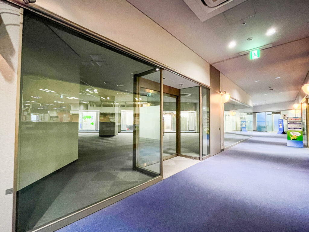 Corridor and outside view at 3f-j7