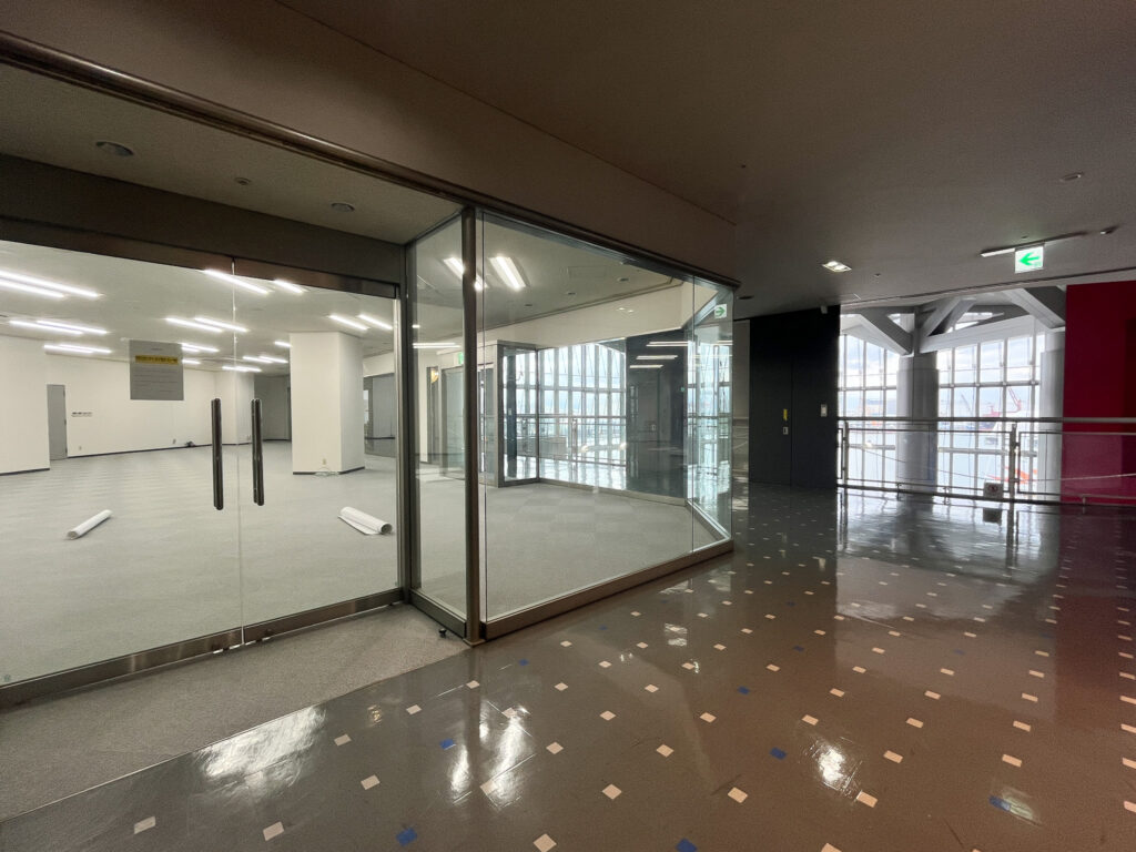 The doord and outside view of 4F-L7