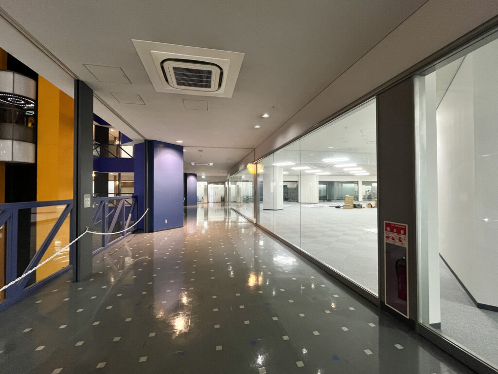 Corridor along the 4F-L7