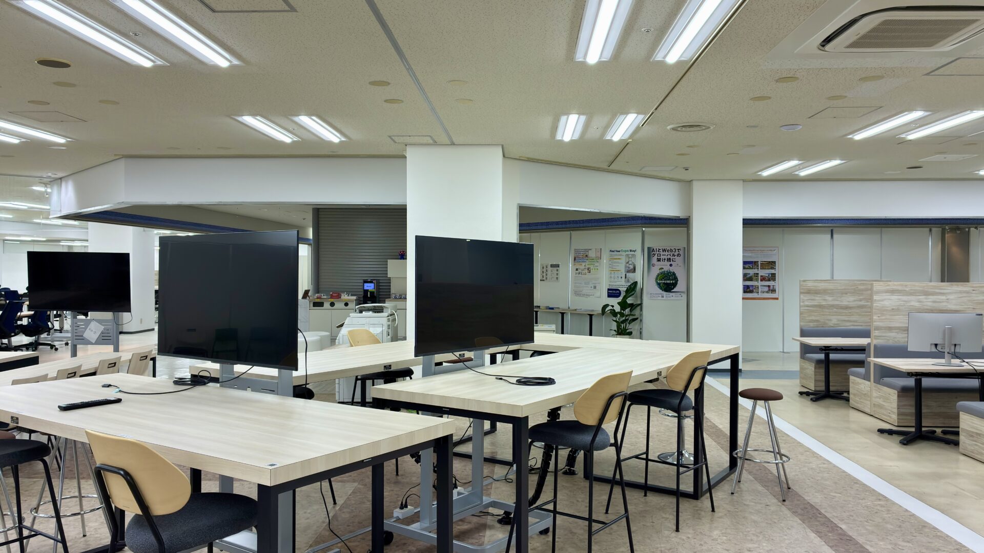 モニターと電源完備のモダンなデスク